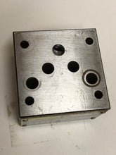 Load image into Gallery viewer, Parker CM-3-PP-5-20 Sandwich Valve Block NG10 Cetop 5 CM3PP520
